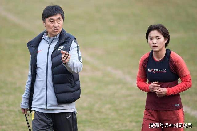 曼联瞄准年轻左后卫霍尔，纽卡斯尔不愿放人